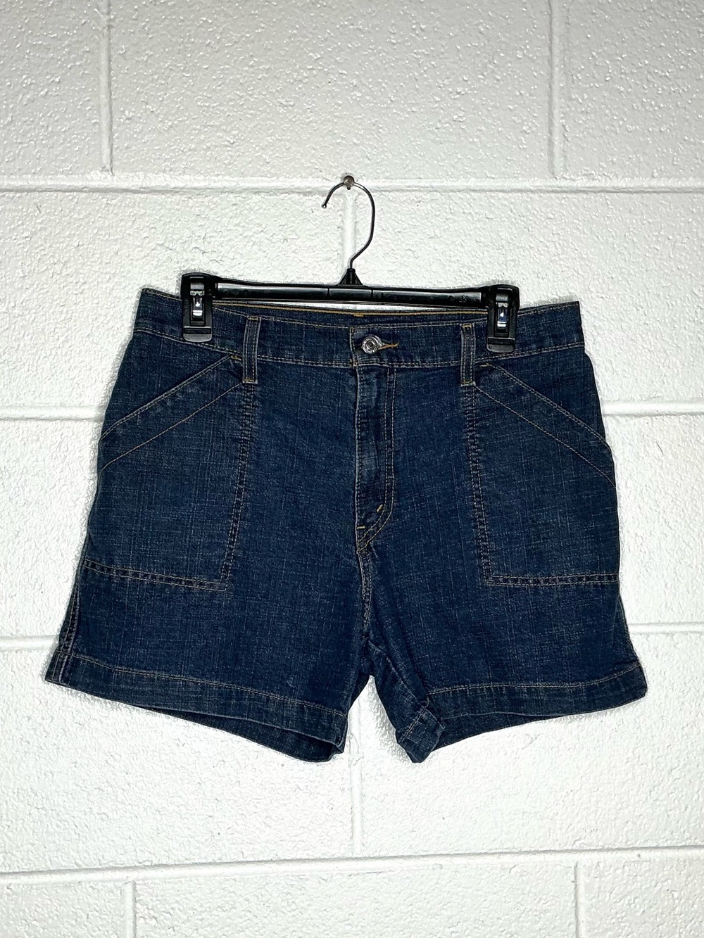 < Levi’s Dark Wash High-Rise Denim Shorts Size 10 > - Picture 4 of 4